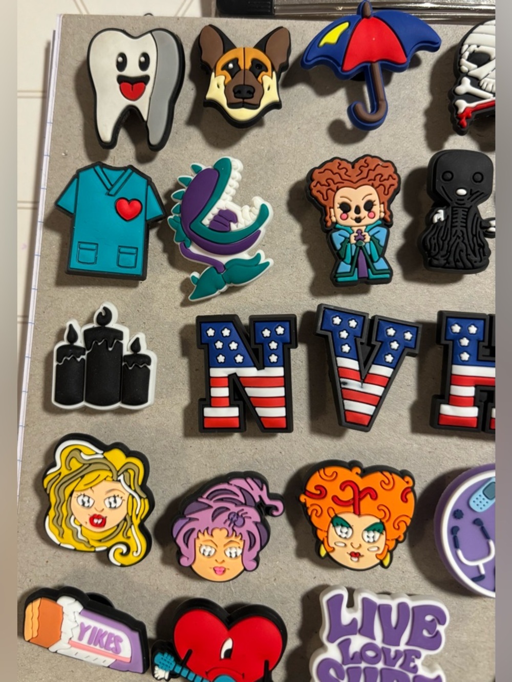 Bundle Of 35 Assorted Crocs Jibbits- Hocus Pocus, Simpsons, Horror, Desserts etc - Picture 2 of 5
